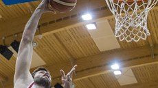 Kamil Švrdlík z Pardubic zakončuje na koš Svitav. Kamil Švrdlík z Pardubic zakončuje na koš Svitav.