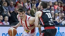 Viktor Půlpán (vlevo) z Pardubic obchází Bryana Smithsona ze Svitav. Viktor Půlpán (vlevo) z Pardubic obchází Bryana Smithsona ze Svitav.