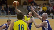 David Zumer (u míče) ze Zlína zakončuje na plzeňský koš. David Zumer (u míče) ze Zlína zakončuje na plzeňský koš.