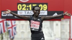 Keňská běžkyně Mary Keitanyová vyhrála maraton v Londýně. Keňská běžkyně Mary Keitanyová vyhrála maraton v Londýně.
