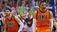 Russell Westbrook (vpravo) se raduje z trefy Enese Kantera (v pozadí),...