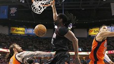 Nené z Houstonu zasmečoval, neubránili ho Steven Adams (vlevo) a Andre Roberson... Nené z Houstonu zasmečoval, neubránili ho Steven Adams (vlevo) a Andre Roberson...
