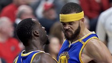 Draymond Green (vlevo) a JaVale McGee oslavují ko Golden State.