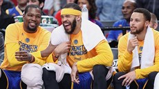 Kevin Durant, JaVale McGee a Stephen Curry (zleva) z Golden State si uívají...
