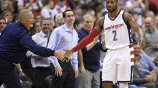 John Wall z Washingtonu se zdraví s fanouky.