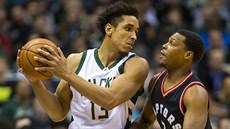 Malcolm Brogdon (vlevo) z Milwaukee pod tlakem Kylea Lowryho z Toronta.