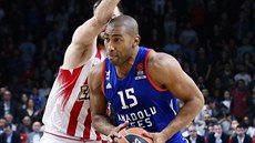 Jayson Granger z Anadolu Efes Istanbul v duelu s Olympiakosem Pireus