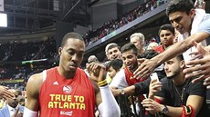 Dwight Howard prochází kolem fanoušků po vyřazení jeho Atlanty od Washingtonu. Dwight Howard prochází kolem fanoušků po vyřazení jeho Atlanty od Washingtonu.