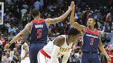 Markieff Morris (vlevo) a Bradley Beal slaví povedenou akci Washingtonu,... Markieff Morris (vlevo) a Bradley Beal slaví povedenou akci Washingtonu,...