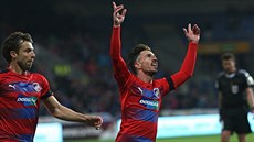 TAM NAHORU. Plzeský záloník Milan Petrela slaví gól proti Dukle, trefu...