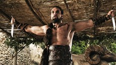 Jason Momoa jako Khal Drogo v první ad seriálu Hra o trny (2011)