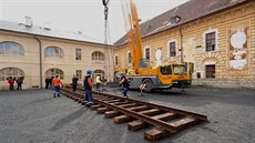Položení kolejí před Centrum studií genocid pro vagon symbolizující transporty... Položení kolejí před Centrum studií genocid pro vagon symbolizující transporty...