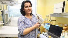 Lékařka Kateřina Bělohlávková se sítnicovou kamerou pro předčasně narozené děti. Lékařka Kateřina Bělohlávková se sítnicovou kamerou pro předčasně narozené děti.