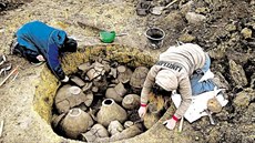 Archeologové v Kobylnicích objevili zhruba devadesát kusů keramických nádob Archeologové v Kobylnicích objevili zhruba devadesát kusů keramických nádob