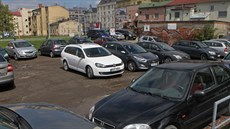 Řidiči parkují u Janáčkovy ulice v centru Ostravy. Řidiči parkují u Janáčkovy ulice v centru Ostravy.