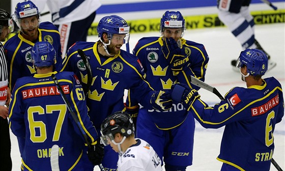 védtí hokejisté oslavují gól v brán Finska.
