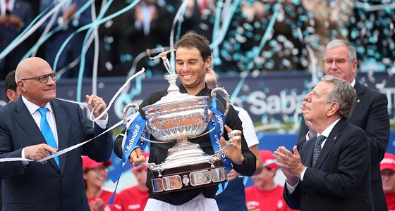 Rafael Nadal pebírá trofej pro vítze turnaje v Barcelon.