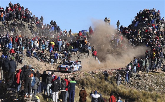 Thierry Neuville se svým huyndaiem pi Argentinské rallye