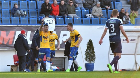 PRO RAJTYHO. Martin Fillo posílá gól v zápase proti Slovácku svému kamarádovi,...