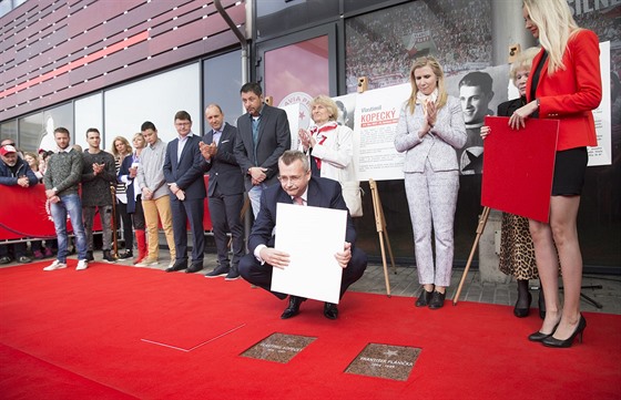 Jaroslav Tvrdík odhaluje pamtní desku na chodníku slávy ped stadionem v Edenu.