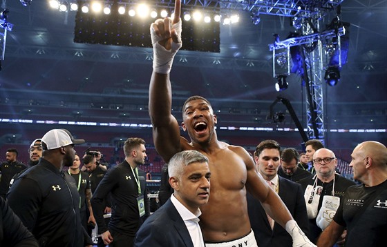 Anthony Joshua slaví titul boxerského mistra svta v tké váze.