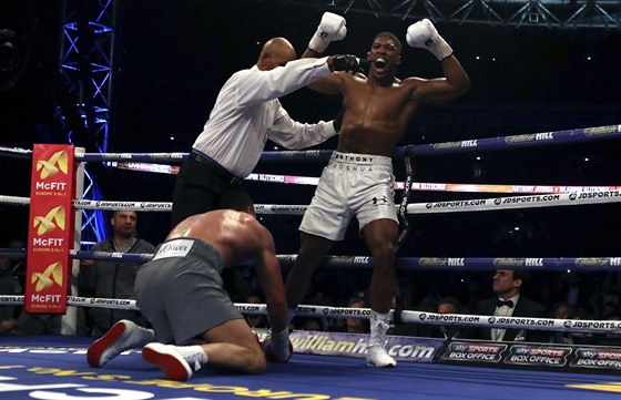 Anthony Joshua slaví titul boxerského mistra svta v tké váze. U jeho nohou...