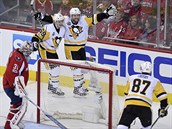 Jake Guentzel, Phil Kessel a Sidney Crosby z Pittsburghu slav gl, brank...