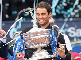Rafael Nadal pebr trofej pro vtze turnaje v Barcelon.