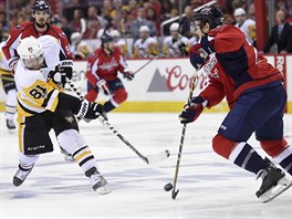 Phil Kessel z Pittsburghu pl, proti nmu Kevin Shattenkirk z Washingtonu.