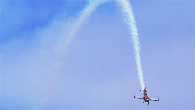 Tradin leteck den v Plasech na Plzesku. Na snmku akrobatick vystoupen Petra Kopfsteina, pednho eskho show pilota a astnka elitn srie Red Bull Air Race na letounu Extra 330 SC(29. dubna 2017).