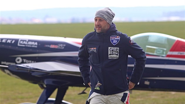 Tradin leteck den v Plasech na Plzesku. Na snmku Petr Kopfstein, pedn esk show pilot a astnk elitn srie Red Bull Air Race (29. dubna 2017).