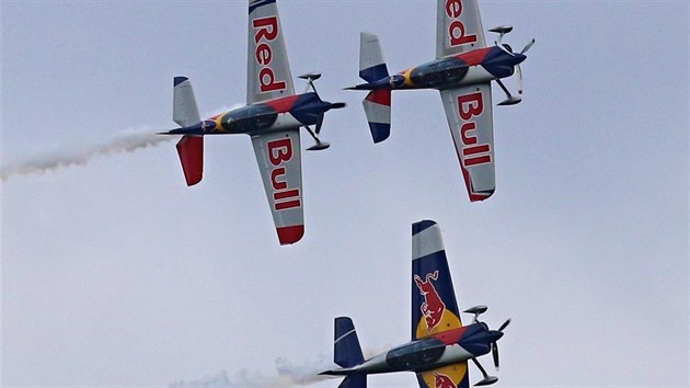 Tradin leteck den v Plasech na Plzesku. Na snmku akrobatick vystoupen letoun Extra 300 SR - Flying Bulls Aerobatic Team (29. dubna 2017).