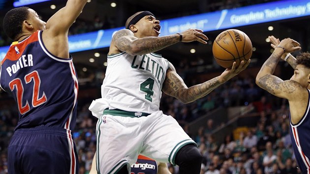 Isaiah Thomas (v blm) z Bostonu zakonuje mezi Otto Porterem (vlevo) a Kellym Oubrem z Washingtonu.