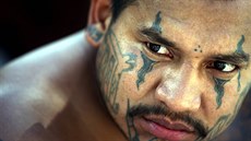 Gang Mara Salvatrucha se kromě brutality vyznačuje i specifickým tetováním... Gang Mara Salvatrucha se kromě brutality vyznačuje i specifickým tetováním...