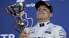 POPRVÉ V KARIÉE. Valtteri Bottas na pódiu slaví vítzství ve Velké cen Ruska.