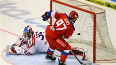Ruský útoník Nikita Gusev pekonává eského gólmana Petra Mrázka.