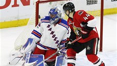 Jean-Gabriel Pageau z Ottawy pekonává brankáe New York Rangers Henrika...