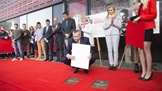 Jaroslav Tvrdík odhaluje pamětní desku na chodníku slávy před stadionem v Edenu. Jaroslav Tvrdík odhaluje pamětní desku na chodníku slávy před stadionem v Edenu.