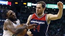 Jae Crowder (vlevo) z Bostonu a Bojan Bogdanovi z Washingtonu v souboji o mí