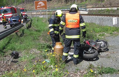 Nehoda motorkáe a osobního automobilu u Valaského Meziíí (6. kvtna 2017).