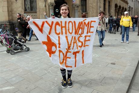 Skautka Lucie Myslíková na prvomájové akci v Brn zamené proti demonstraci...