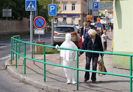 Igelitová socha nazvaná Michal u kruhového objezdu poblí pedagogické koly.