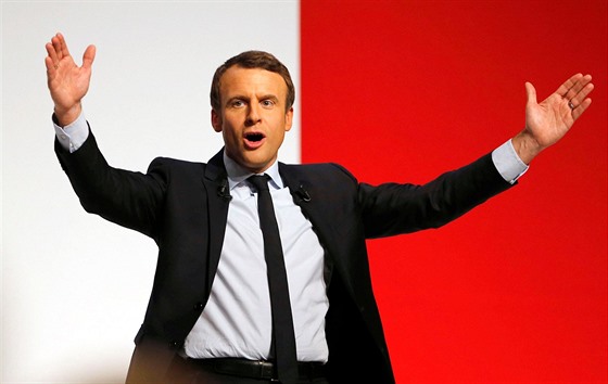 Emmanuel Macron ení na pedvolebním mítinku v Chatellerault. (28. dubna 2017)