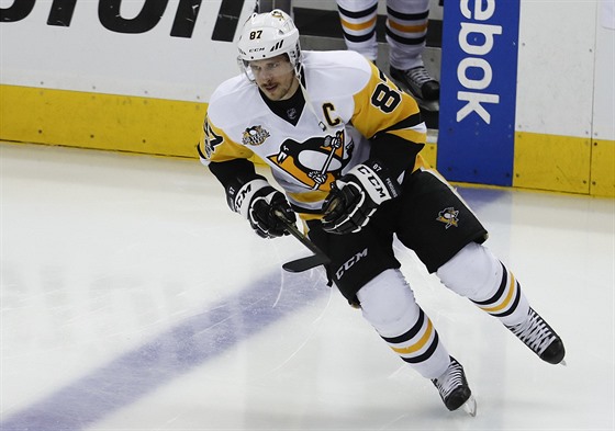 Sidney Crosby z Pittsburghu pi rozbruslen ped ptm zpasem s Washingtonem.