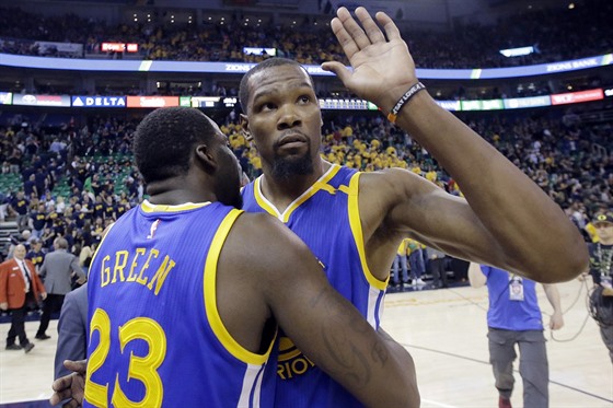 Kevin Durant (vpravo) a Draymond Green z Golden State po utkání na palubovce...