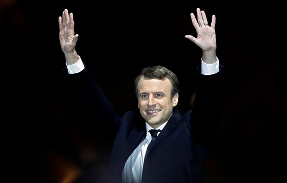 Emmanuel Macron pedstoupil za zvuk Ódy na radost, hymny Evropské unie, ped...