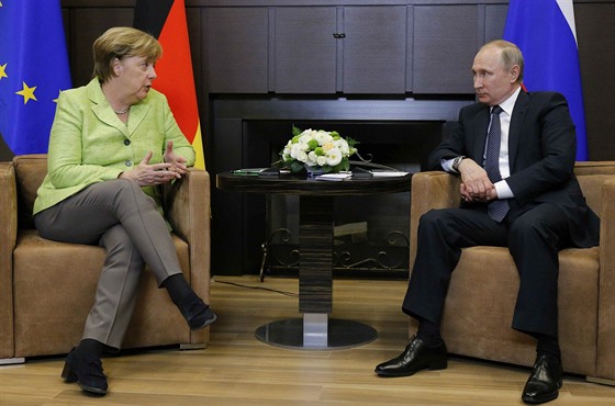 Ruský prezident Vladimir Putin a nmecká kancléka Angela Merkelová pi setkání...
