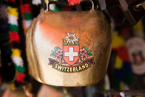 Kravský zvonec je tradiní souástí výcarského folkloru. Aktivisté vak upozorují, e kvli hlasitému zvuku zvíata trpí a picházejí o sluch