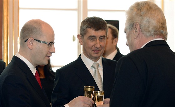 Zleva premiér Bohuslav Sobotka, ministr financí Andrej Babi a prezident Milo...