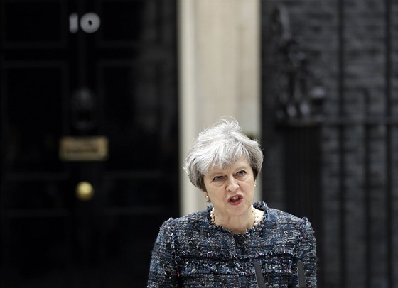 Britská premiérka Theresa Mayová pi projevu den ped zahájením voleb. (3....
